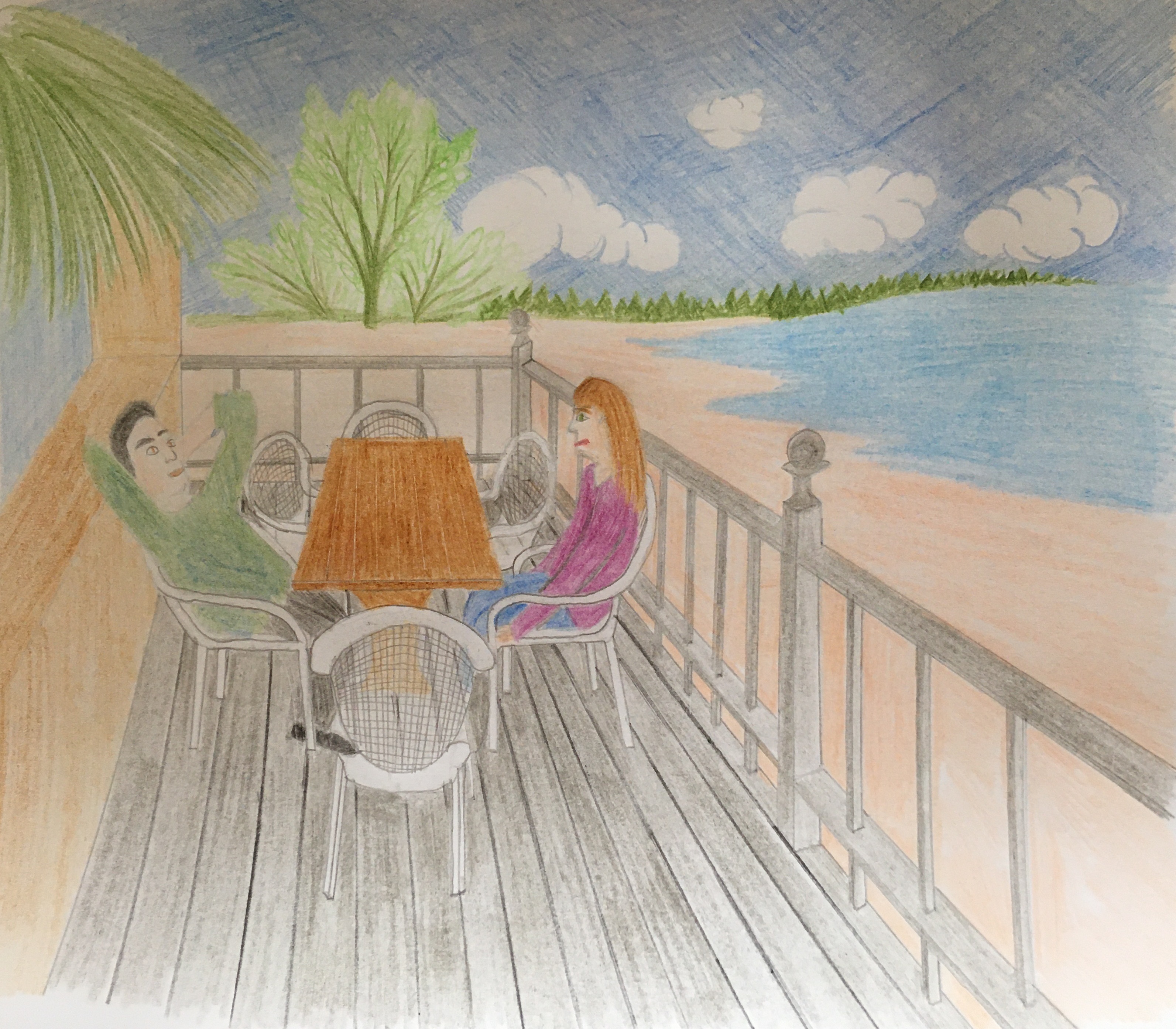 Auf einer Holzterrasse mit Geländer und Blick aufs Meer sitzen sich auf weißen Gartenstühlen an einem Tisch Minerva und Jonatan gegenüber. Jonatan hat sich entspannt zurück gelehnt, während Minerva einen etwas verkniffenen Gesichtsausdruck hat. Im Hintergrund sieht man den Strand und einen kleinen Wald.